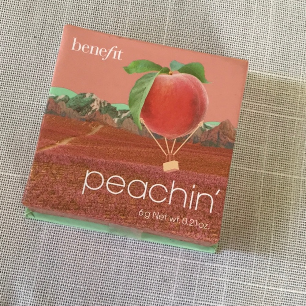 Benefit cosmetics wanderful world silky soft powder brush in peach goldfish